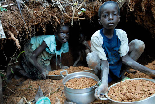 Borderless Captivity, Children dig clay soil in dangerous conditions...