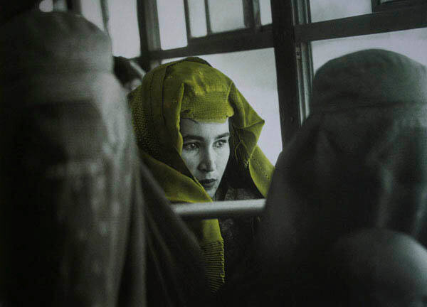 Afghanistan, Kaboul, 2002 Portrait d'une femme le visage non voile, dans un bus