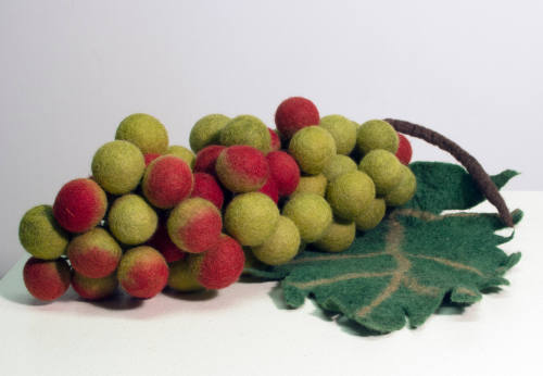 red and green grapes 1